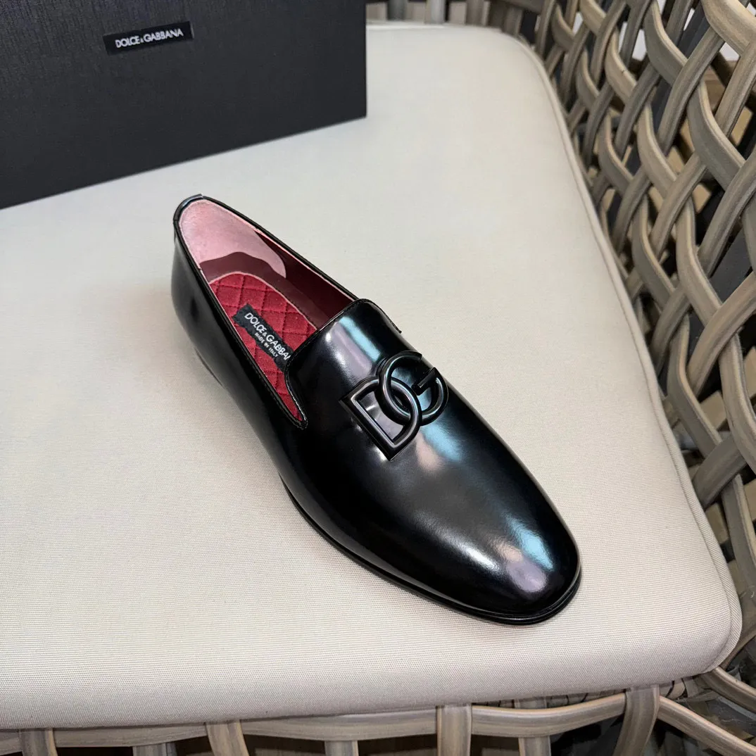 💰¥960 D&G cowhide moccasin loafers for men｜Embellished with DG hardware nameplate｜Made of imported calfskin｜Retro and shiny texture complement each other｜Release charming tones to outline a confident posture｜Imported calfskin + cowhide lining + Italian leather outsole Size: 39-44 (38.45 custom-made)